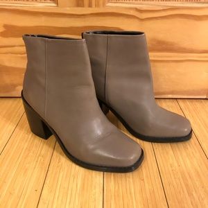 Lightly used women’s Shoemint heeled boots